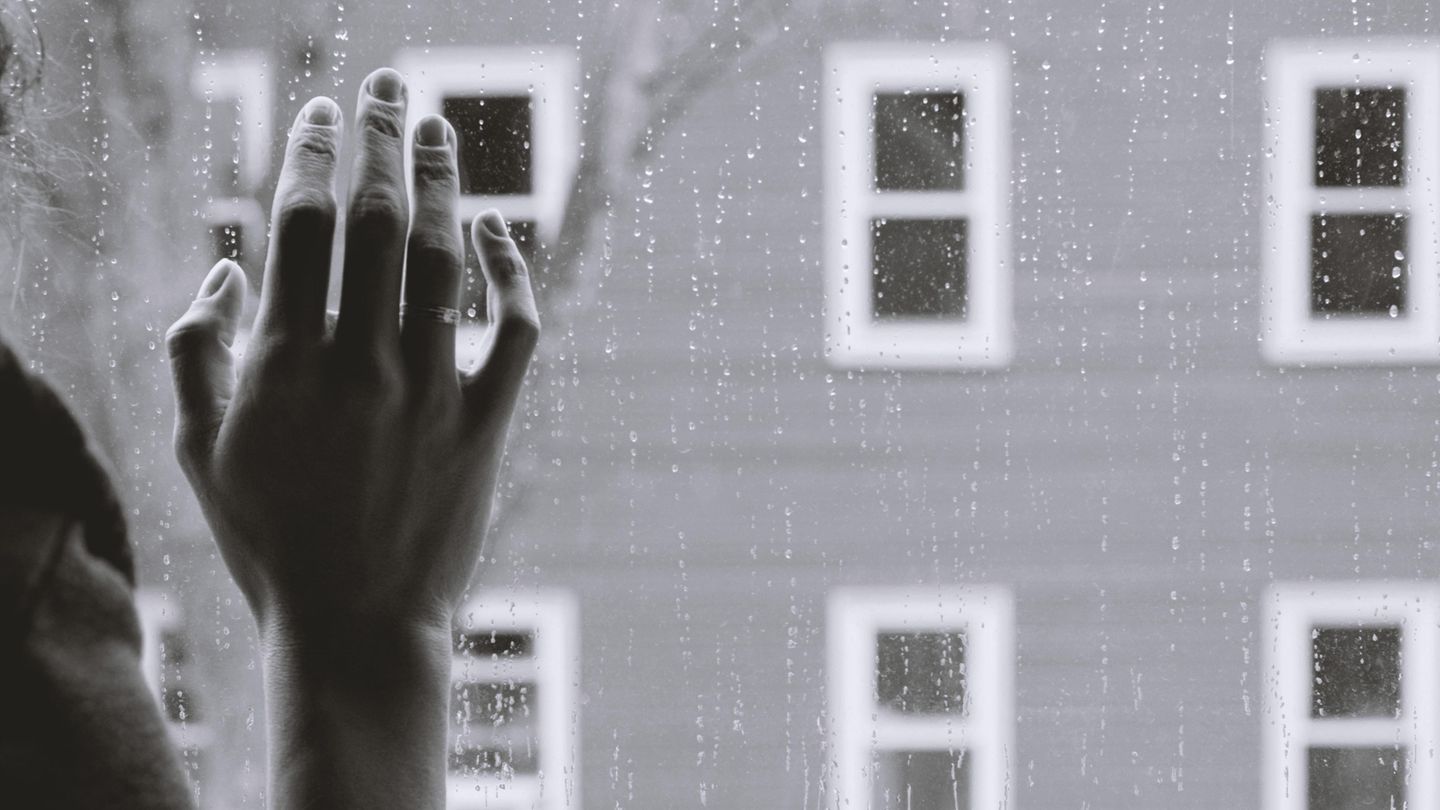 Hand von Frau am Fenster