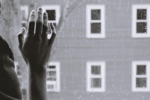 Hand von Frau am Fenster