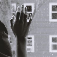 Hand von Frau am Fenster