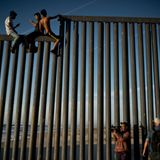 Kinder auf dem Grenzzaun