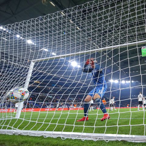 DFB-Torhüter Manuel Neuer schaut einem Ball im Netz nach, Engalnds Ex-Nationalspieler Gary Lineker