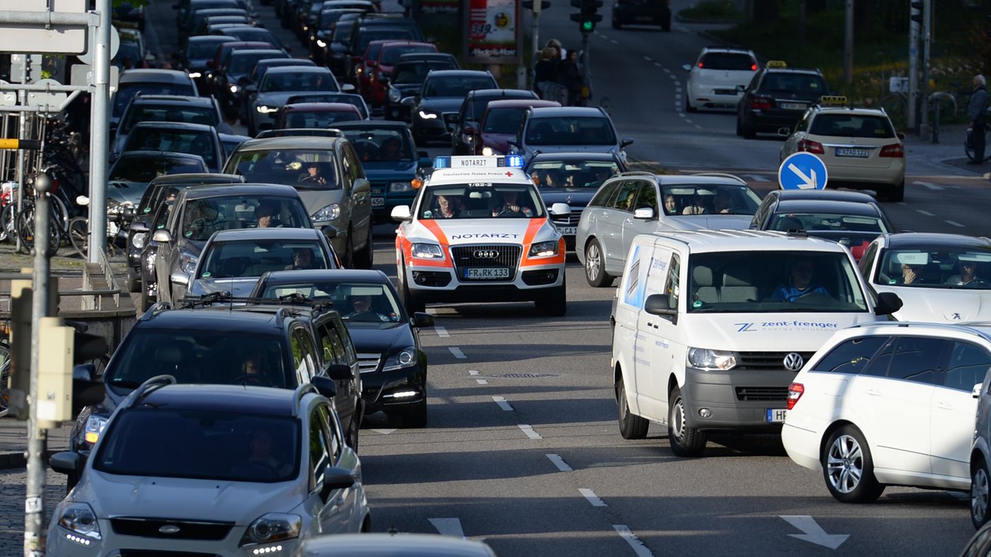 Rettungsgasse: Notarzt bahnt sich Weg