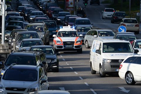 Rettungsgasse: Notarzt bahnt sich Weg