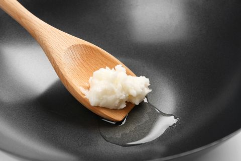 Kokosöl in einer Pfanne