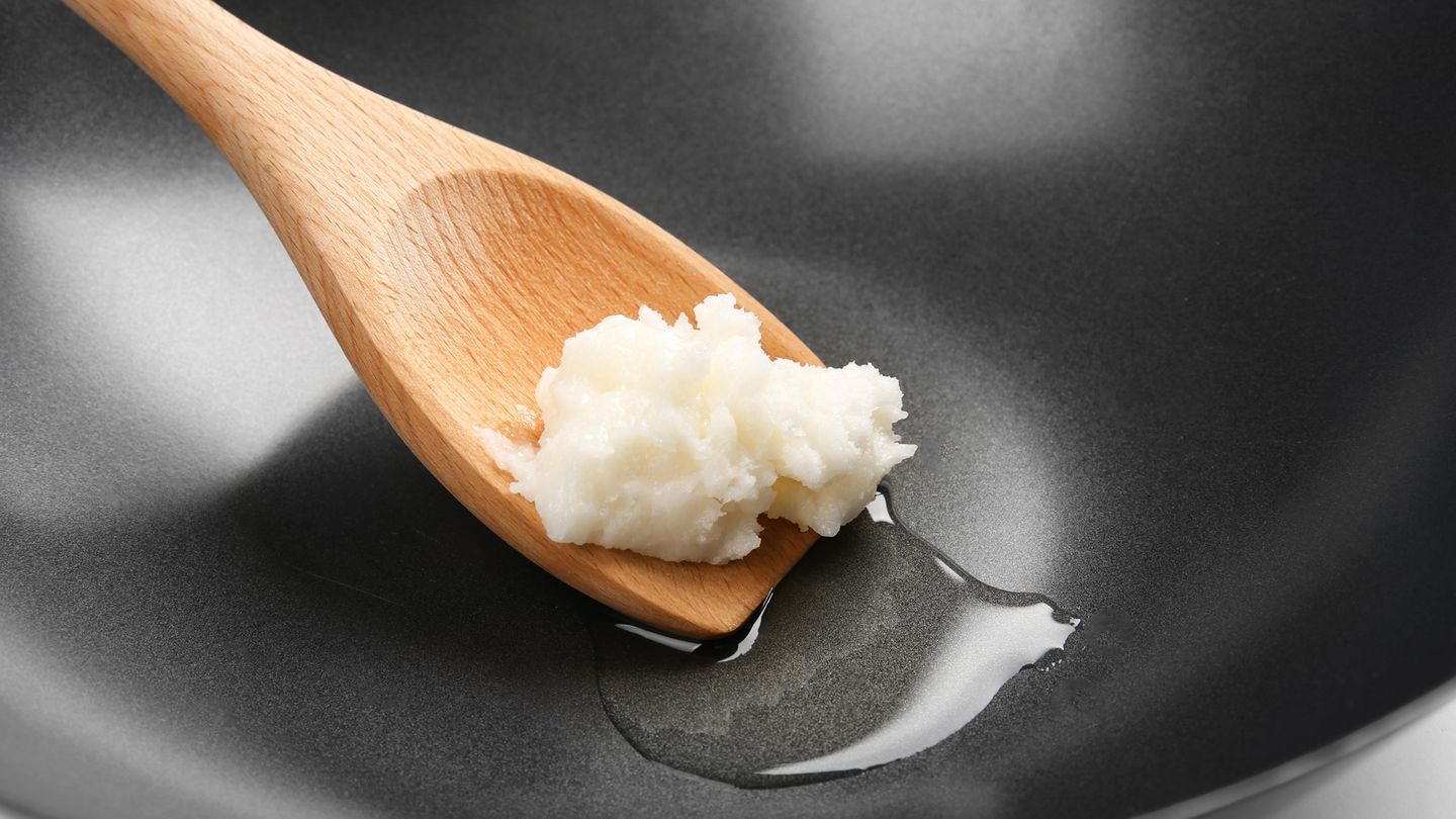 Kokosöl in einer Pfanne