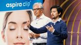 Aspura Clip: Mit ihrem Mini-Inhalator zum In-die-Nase-Stecken sind Wolfgang Kleiner und Vinh-Nghi Tiet nach der DHDL-Sendung richtig durchgestartet. Carsten Maschmeyer und Ralf Dümmel hatten den richtigen Riecher und investierten 600.000 Euro. Sowohl in den Drogeriemärkten von dm als auch im QVC-Teleshopping war das Produkt schnell ausverkauft. So gingen im Handel in kürzester Zeit Aspura Clips für mehr als sechs Millionen Euro weg. Der ursprüngliche Name Aspira Clip wurde aus rechtlichen Gründen geändert.