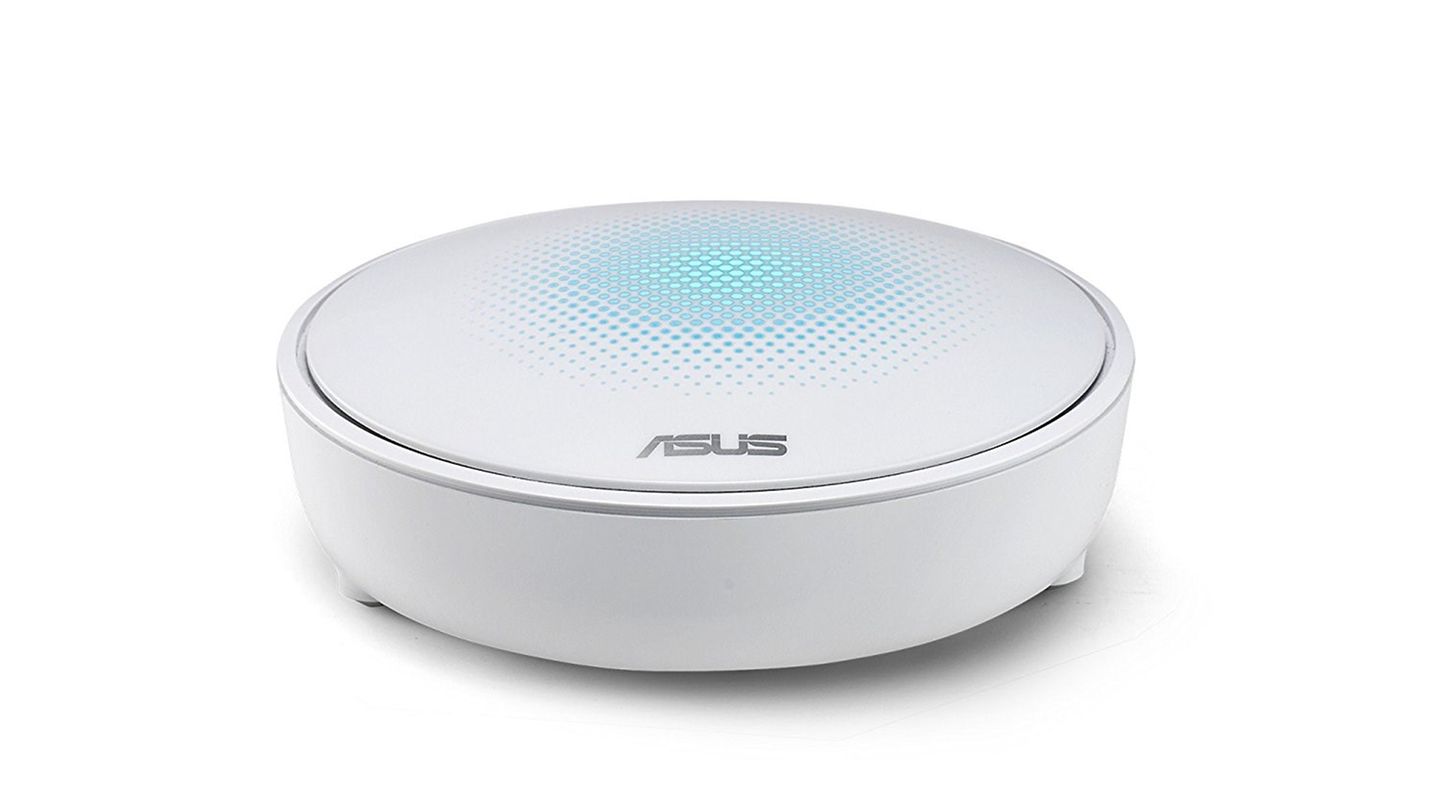 Mesh-Wlan für Zuhause: Asus Layra AC2200 Klein, aber fein: Die Knotenpunkte des Lyra-Systems von Asus kommunizieren auf einem eigenen Frequenzband, wodurch mehr Bandbreite auf dem 2,4- und 5 GHz-Band für den eigentlich Datenverkehr bleibt. Wer bereits Netzwerkkabel im Haus verlegt hat, kann die Lyra-Satelliten direkt via Ethernet mit dem Router verbinden, was das WLAN-Signal wesentlich schneller und stabiler macht. Der Anschluss ist simpel: Lyra mit dem Router per Kabel verbinden und die Asus-App auf dem Smartphone herunterladen. Die App findet die Lyra-Geräte im Haus automatisch und führt Schritt für Schritt durch die Einrichtung. Clever: Die App sagt einem gleich, ob die einzelnen Zugriffspunkte optimal aufgestellt sind. Asus Layra AC2200 Klein, aber fein: Die Knotenpunkte des Lyra-Systems von Asus kommunizieren auf einem eigenen Frequenzband, wodurch mehr Bandbreite auf dem 2,4- und 5 GHz-Band für den eigentlich Datenverkehr bleibt. Wer bereits Netzwerkkabel im Haus verlegt hat, kann die Lyra-Satelliten direkt via Ethernet mit dem Router verbinden, was das WLAN-Signal wesentlich schneller und stabiler macht. Der Anschluss ist simpel: Lyra mit dem Router per Kabel verbinden und die Asus-App auf dem Smartphone herunterladen. Die App findet die Lyra-Geräte im Haus automatisch und führt Schritt für Schritt durch die Einrichtung. Clever: Die App sagt einem gleich, ob die einzelnen Zugriffspunkte optimal aufgestellt sind.