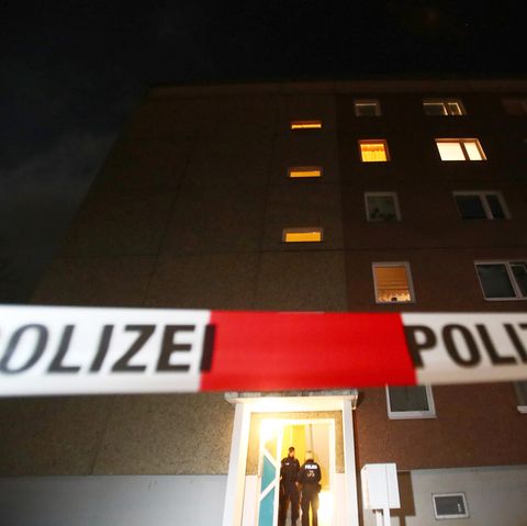 Polizeiabsperrung vor einem Wohnhaus in Jena
