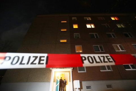 Polizeiabsperrung vor einem Wohnhaus in Jena