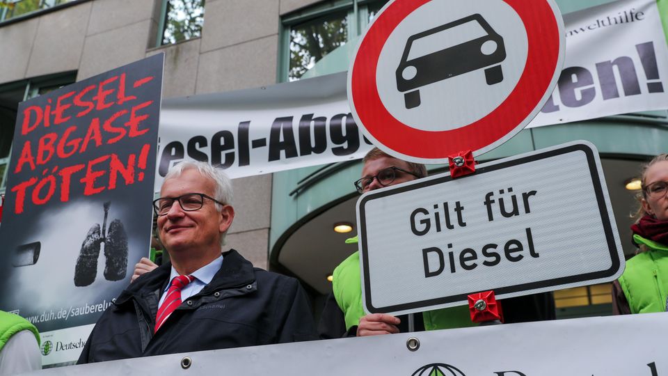 Der Bundesgeschäftsführer der Deutschen Umwelthilfe, Jürgen Resch, Anfang Oktober vor dem Verwaltungsgericht in Berlin. Auch in der Hauptstadt drohen Diesel-Fahrverbote