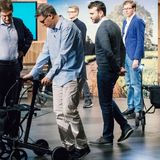 Ello: In der Sendung versprachen Carsten Maschmeyer und Georg Kofler 350.000 Euro für 30 Prozent der Anteile, im Nachgang rundeten sie sogar auf 400.000 Euro auf. Seit der Ausstrahlung ist laut Maschmeyer bereits eine hohe dreistellige Zahl der elektrischen Rollatoren verkauft worden, ab Dezember soll man sie auch in Sanitätshäusern mieten können. Die Firma beschäftigt mittlerweile 23 Mitarbeiter. Für 2018 ist ein Umsatz von 600.000 Euro geplant, 2019 sollen es zwei Millionen werden.