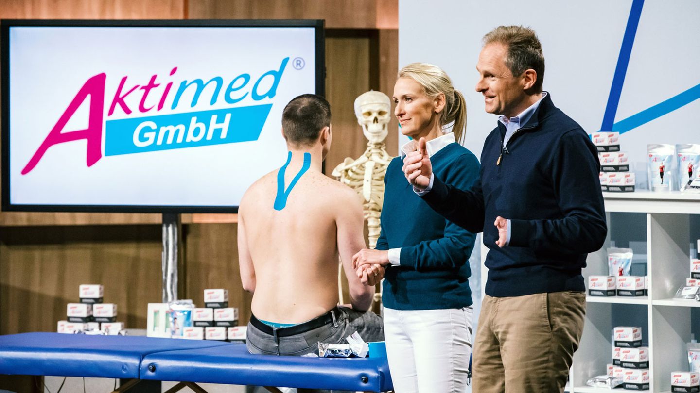 "Die Höhle der Löwen": Aktimed: Sabine Kroker-Hohmann und Jens Kroker haben Tape-Verbände mit pflanzlichen Wirkstoffen entwickelt. Carsten Maschmeyer und Ralf Dümmel investierten 200.000 Euro für 25 Prozent der Firma. Seitdem wurden im Handel bereits Tape-Verbände für 1,3 Millionen Euro verkauft. Im nächsten Schritt wollen die Gründer auch in anderen Ländern ins Geschäft kommen. Aktimed: Sabine Kroker-Hohmann und Jens Kroker haben Tape-Verbände mit pflanzlichen Wirkstoffen entwickelt. Carsten Maschmeyer und Ralf Dümmel investierten 200.000 Euro für 25 Prozent der Firma. Seitdem wurden im Handel bereits Tape-Verbände für 1,3 Millionen Euro verkauft. Im nächsten Schritt wollen die Gründer auch in anderen Ländern ins Geschäft kommen.