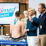 Aktimed: Sabine Kroker-Hohmann und Jens Kroker haben Tape-Verbände mit pflanzlichen Wirkstoffen entwickelt. Carsten Maschmeyer und Ralf Dümmel investierten 200.000 Euro für 25 Prozent der Firma. Seitdem wurden im Handel bereits Tape-Verbände für 1,3 Millionen Euro verkauft. Im nächsten Schritt wollen die Gründer auch in anderen Ländern ins Geschäft kommen.