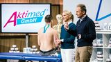 Aktimed: Sabine Kroker-Hohmann und Jens Kroker haben Tape-Verbände mit pflanzlichen Wirkstoffen entwickelt. Carsten Maschmeyer und Ralf Dümmel investierten 200.000 Euro für 25 Prozent der Firma. Seitdem wurden im Handel bereits Tape-Verbände für 1,3 Millionen Euro verkauft. Im nächsten Schritt wollen die Gründer auch in anderen Ländern ins Geschäft kommen.