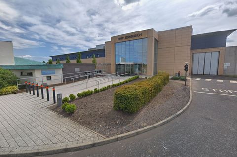 Paris Green wird aus dem Edinburgh-Gefängnis in ein Krankenhaus in Brighton verlegt, um sich dort einer Geschlechtsumwandlung zu unterziehen