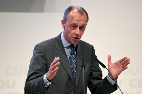 Friedrich Merz hält eine Rede und gestikuliert