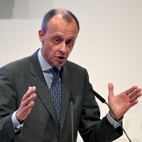 Friedrich Merz hält eine Rede und gestikuliert