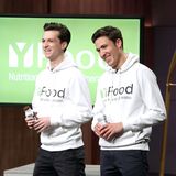 YFood: Mit Flüssignahrung, die alle nötigen Nährstoffe enthält, um eine Mahlzeit zu ersetzen konnten Noel Bollmann (links) und Benjamin Kremer den Löwen Frank Thelen für sich gewinnen. Seit der Aufzeichnung des Pitches im Januar hat sich viel getan: Aus dem Duo ist ein 20-köpfiges Team geworden, die Produkte sind in 5000 Supermärkten vertreten (unter anderem bei Rewe, Kaufland, Müller). Der Umsatz soll in diesem Jahr fast zehn Millionen Euro erreichen. Anfang 2019 wird ein Büro in New York eröffnet.