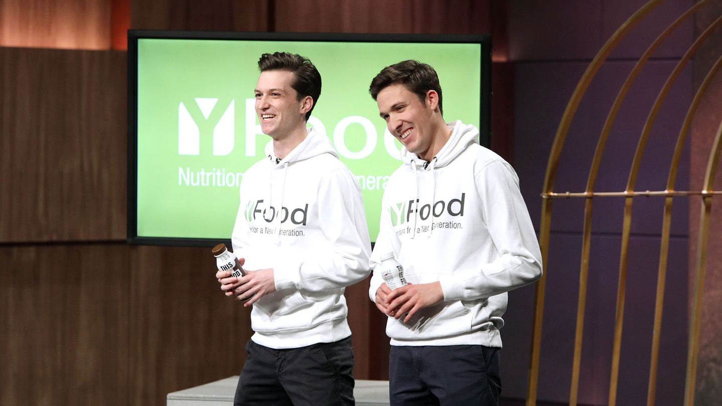 YFood: Mit Flüssignahrung, die alle nötigen Nährstoffe enthält, um eine Mahlzeit zu ersetzen konnten Noel Bollmann (links) und Benjamin Kremer den Löwen Frank Thelen für sich gewinnen. Seit der Aufzeichnung des Pitches im Januar hat sich viel getan: Aus dem Duo ist ein 20-köpfiges Team geworden, die Produkte sind in 5000 Supermärkten vertreten (unter anderem bei Rewe, Kaufland, Müller). Der Umsatz soll in diesem Jahr fast zehn Millionen Euro erreichen. Anfang 2019 wird ein Büro in New York eröffnet.