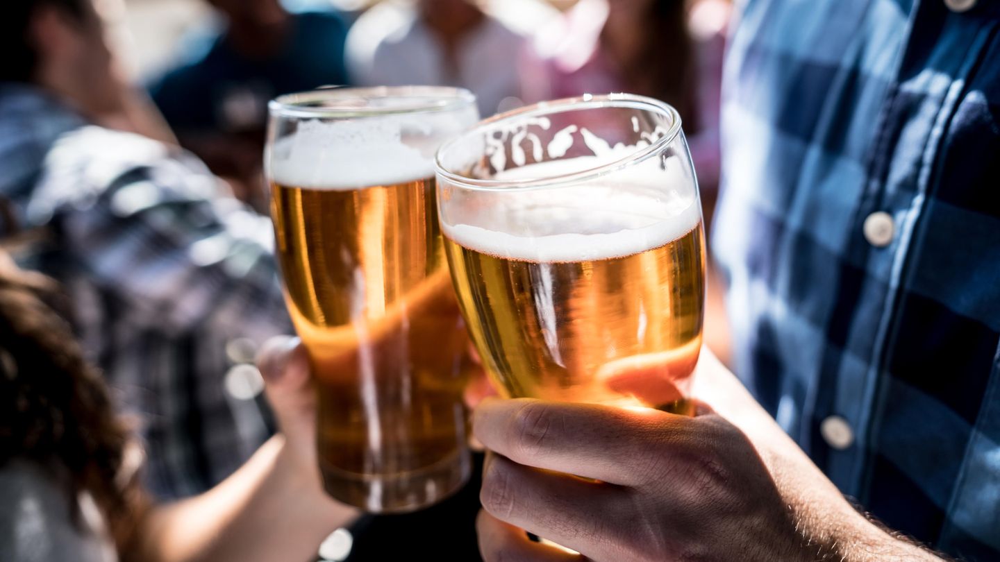 Zwei Männer trinken Bier
