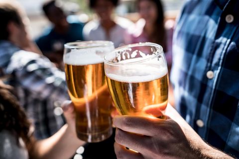 Zwei Männer trinken Bier