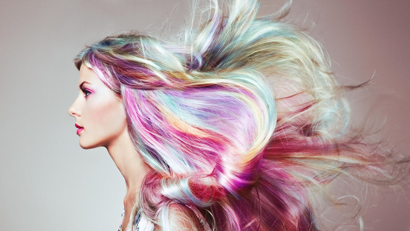 Frau mit bunten Haaren