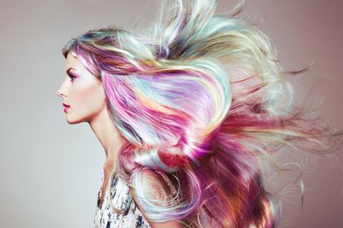 Frau mit bunten Haaren