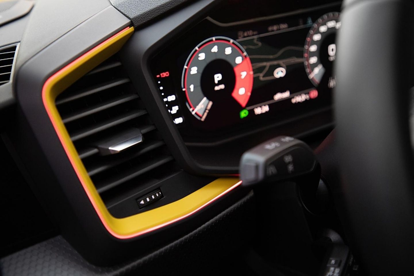 Die Wagenfarbe des Audi A1 findet sich auch im Cockpit wieder