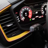 Die Wagenfarbe des Audi A1 findet sich auch im Cockpit wieder