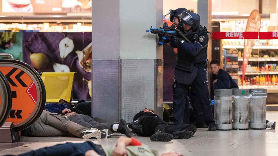 i_terror-Übung der Polizei am Flughafen Köln/Bonn