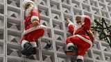 Ein Weihnachtsmann in Lebensgröße, der an der Hausfassade hochklettert, sollte mit dem Vermieter abgesprochen werden. Denn die Anbringung könnte die Fassade beschädigen. Auch Wohnungsbesitzer sollten sich mit der Eigentümergemeinschaft absprechen. Und: Der Weihnachtsmann sollte auch bei Schneelast oder starkem Wind nicht abstürzen können. Sonst könnte es teuer werden - und die Versicherung könnte den Schaden nicht übernehmen.