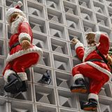 Ein Weihnachtsmann in Lebensgröße, der an der Hausfassade hochklettert, sollte mit dem Vermieter abgesprochen werden. Denn die Anbringung könnte die Fassade beschädigen. Auch Wohnungsbesitzer sollten sich mit der Eigentümergemeinschaft absprechen. Und: Der Weihnachtsmann sollte auch bei Schneelast oder starkem Wind nicht abstürzen können. Sonst könnte es teuer werden - und die Versicherung könnte den Schaden nicht übernehmen.