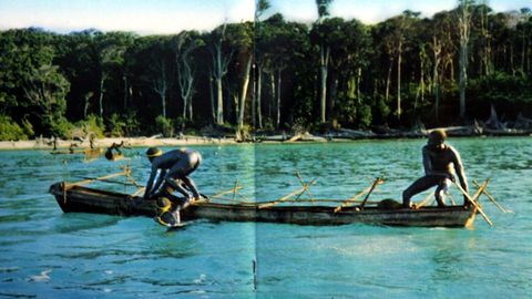 Sentinelesische Stammesmitglieder rudern in einem Kanu