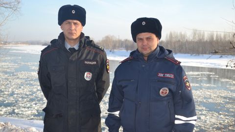 Diese zwei Polizisten aus Sibirien löschten erfolgreich einen Brand