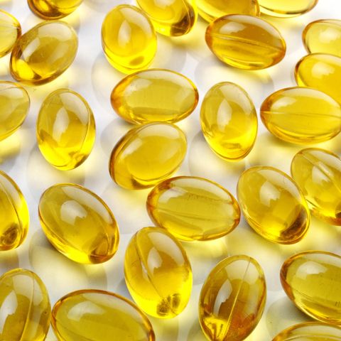 Vitamin D-Tabletten vor weißem Hintergrund