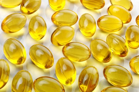 Vitamin D-Tabletten vor weißem Hintergrund