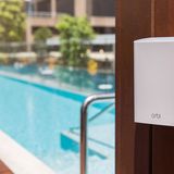 Netgear Orbi Outdoor  Mesh-Systeme unterschiedlicher Hersteller lassen sich nicht mischen. Wer also auch im Garten oder auf der Terrasse schnelles WLAN benötigt, sollte sich von vornherein für einen Hersteller entscheiden, der auch wetterfeste Meshpoints im Programm hat. Netgear mit dem Orbi-Outdoor zum Beispiel oder Amplifi HD.      kann sein Mesh-Netzwerk mit Outdoor-Antennen erweitern. Die Auswahl ist allerdings begrenzt. 