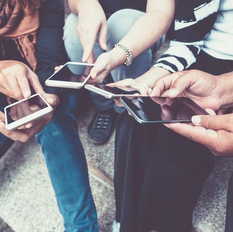 Gruppe von Leuten am Handy
