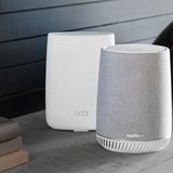 Netgear Orbi: Der Router als Deko-Objekt  In der Regel versteckt man seinen Router irgendwo, ob im Flurschrank oder unter dem Schreibtisch. Das ist dem Empfang zwar abträglich, prominent platzieren will man die meist eher unansehnlichen Router aber dann doch nicht. Der Netgear Orbi fällt mit seiner schicken Optik auch mitten im Wohnzimmer nicht negativ auf. Satelliten im gleichen Look werden dann in weiteren Zimmern aufgestellt. Der Netger Orbi ist ein Triband-Mesh-System, das mit wettergeschützen Satelliten bis in den Garten erweitert und mit dem Voice-Ad-On auch via Sprache gesteuert werden kann. 