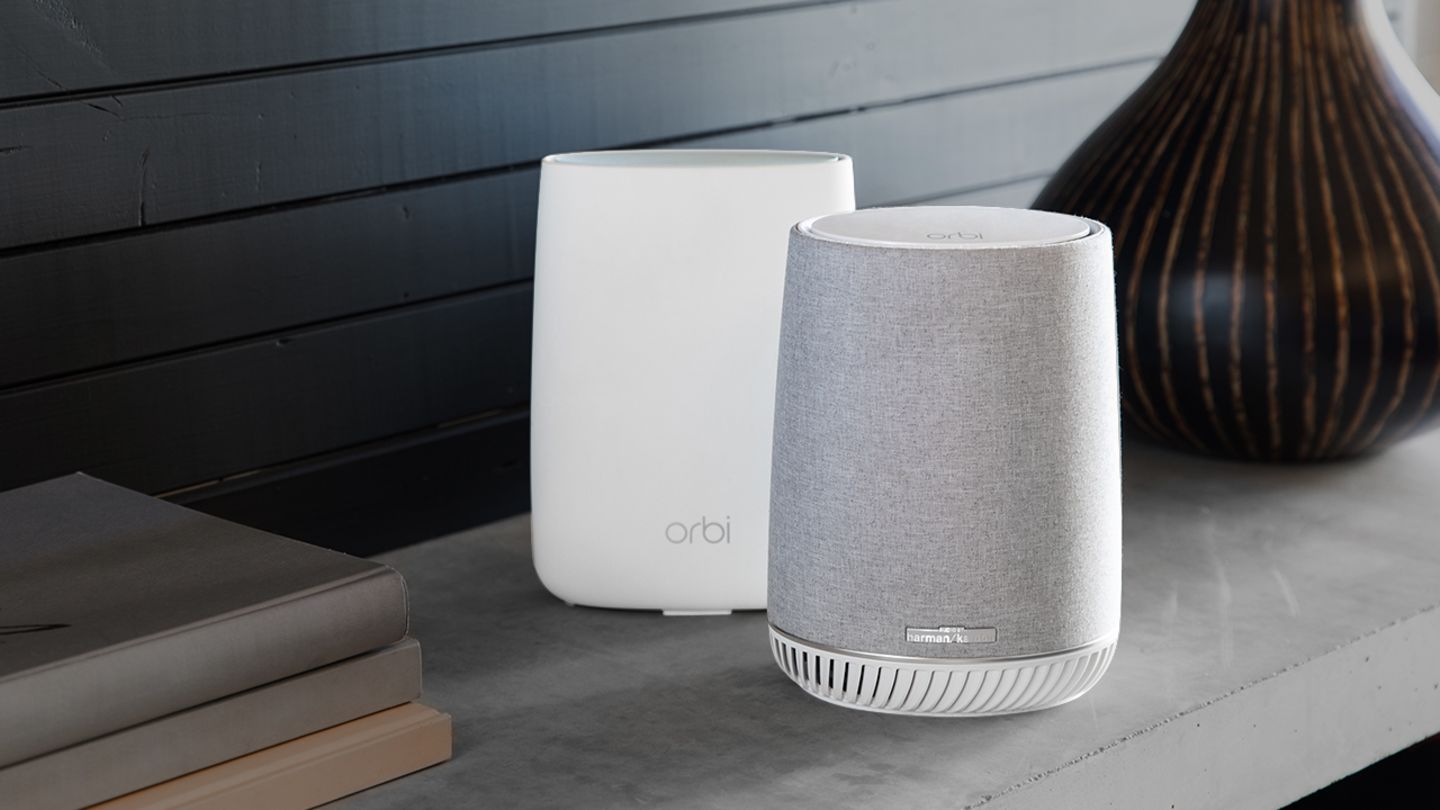 Netgear Orbi: Der Router als Deko-Objekt  In der Regel versteckt man seinen Router irgendwo, ob im Flurschrank oder unter dem Schreibtisch. Das ist dem Empfang zwar abträglich, prominent platzieren will man die meist eher unansehnlichen Router aber dann doch nicht. Der Netgear Orbi fällt mit seiner schicken Optik auch mitten im Wohnzimmer nicht negativ auf. Satelliten im gleichen Look werden dann in weiteren Zimmern aufgestellt. Der Netger Orbi ist ein Triband-Mesh-System, das mit wettergeschützen Satelliten bis in den Garten erweitert und mit dem Voice-Ad-On auch via Sprache gesteuert werden kann. 