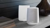 Netgear Orbi: Der Router als Deko-Objekt  In der Regel versteckt man seinen Router irgendwo, ob im Flurschrank oder unter dem Schreibtisch. Das ist dem Empfang zwar abträglich, prominent platzieren will man die meist eher unansehnlichen Router aber dann doch nicht. Der Netgear Orbi fällt mit seiner schicken Optik auch mitten im Wohnzimmer nicht negativ auf. Satelliten im gleichen Look werden dann in weiteren Zimmern aufgestellt. Der Netger Orbi ist ein Triband-Mesh-System, das mit wettergeschützen Satelliten bis in den Garten erweitert und mit dem Voice-Ad-On auch via Sprache gesteuert werden kann. 