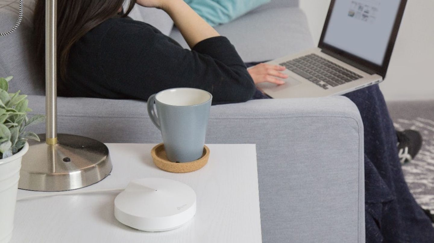 Mesh-Wlan für Zuhause: TP-Link Deco P7 Runde weiße Sache: Das Deco-P7-System übermittelt Daten sowohl über Funk als auch über die Stromleitung. Der Weg durch die Steckdose steigert den Datendurchsatz, wenn zum Beispiel massive Stahlbetonwände die Funkwellen abblocken. Eltern, die nur einen einfachen Router daheim stehen haben, eröffnet der Deco interessante Möglichkeiten wie die zeitgesteuerte WLAN-Abschaltung oder das Blocken ausgewählter Webseiten. Gesteuert wird das System über eine eigene App des Herstellers. TP-Link Deco P7 Runde weiße Sache: Das Deco-P7-System übermittelt Daten sowohl über Funk als auch über die Stromleitung. Der Weg durch die Steckdose steigert den Datendurchsatz, wenn zum Beispiel massive Stahlbetonwände die Funkwellen abblocken. Eltern, die nur einen einfachen Router daheim stehen haben, eröffnet der Deco interessante Möglichkeiten wie die zeitgesteuerte WLAN-Abschaltung oder das Blocken ausgewählter Webseiten. Gesteuert wird das System über eine eigene App des Herstellers.