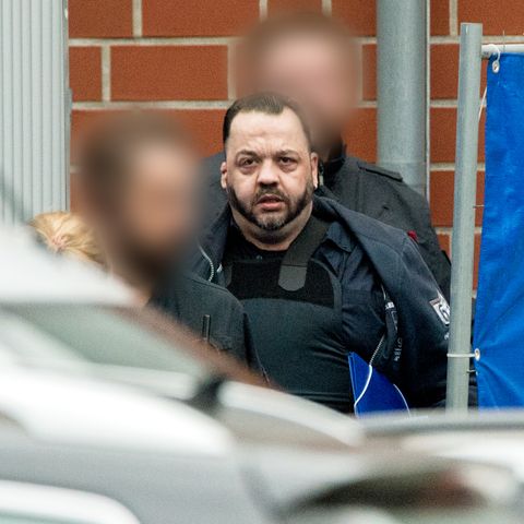 Todesopfleger Niels Högel wird zu seinem Prozess in der Weser-Ems-Halle geführt