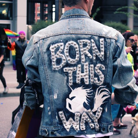 Mann mit Jeansjacke