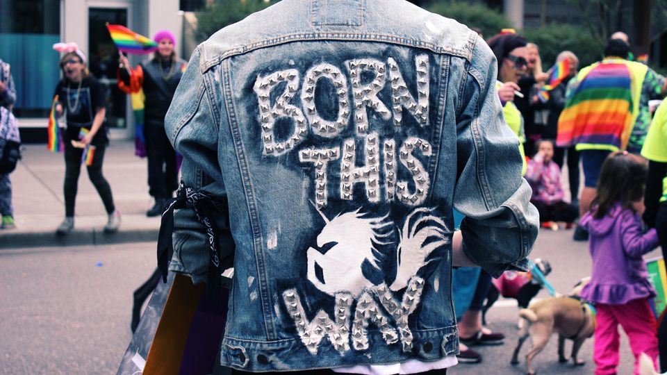 Mann mit Jeansjacke