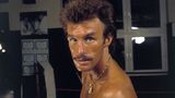 Bis zu seinem Wechsel ins Profilager 1980 absolvierte der Olympia-Teilnehmer von 1976 insgesamt 355 Amateurkämpfe und gewann davon sagenhafte 338. Viel wichtiger noch als all die Haken, Jabs und Ausweichmanöver war aber: Er schuf sich ein Image, das ihn auch außerhalb des Rings populär machte. Der Grund: "Ich musste auffallen, um populär zu werden", erinnert sich Weller. "Wer interessierte sich in Deutschland schon für einen ganz normalen Leichtgewichtsboxer?"