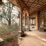 Offene Türen: ein verlassenes Internat in den italienischen Alpen mit orientalisch anmutender Ornamentik