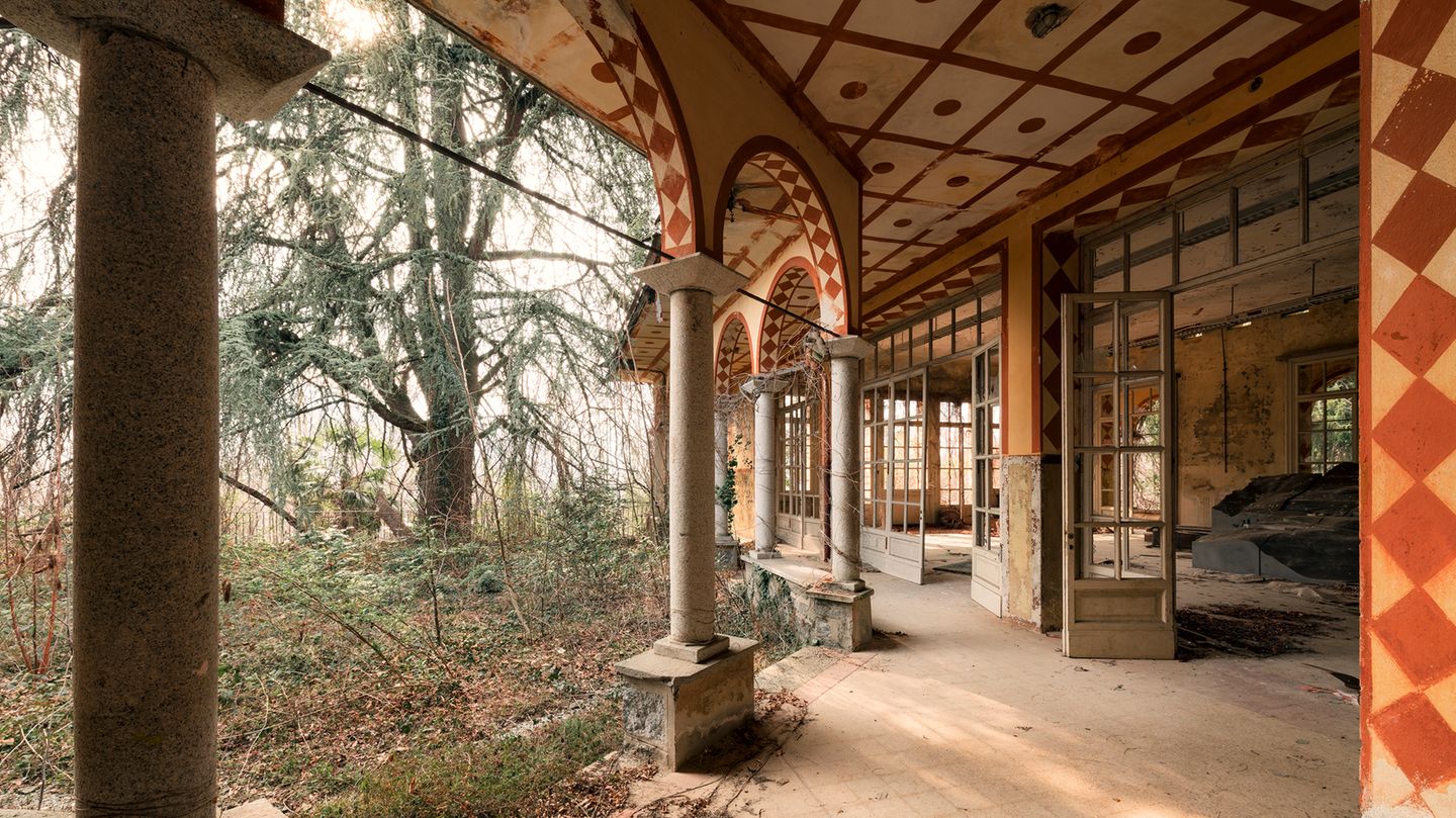 Offene Türen: ein verlassenes Internat in den italienischen Alpen mit orientalisch anmutender Ornamentik