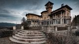 Verlassene Villa in der Lombardei, wo einst Herrschaften über die Freitreppen stolzierten