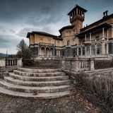 Verlassene Villa in der Lombardei, wo einst Herrschaften über die Freitreppen stolzierten